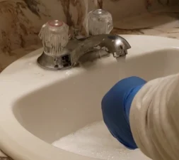 rinse-sink Rinsing sink without splashing everywhere for a move out deep cleaning service.